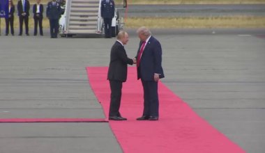 Трамп встретил Путина на красной дорожке на аэродроме в Анкоридже
