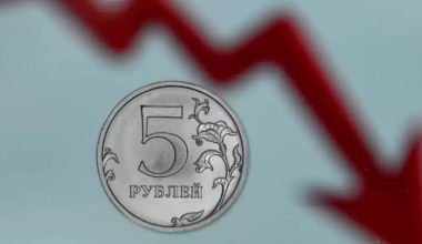 Никому не нужны? В обменниках Казахстана скопились рубли на $100 млн