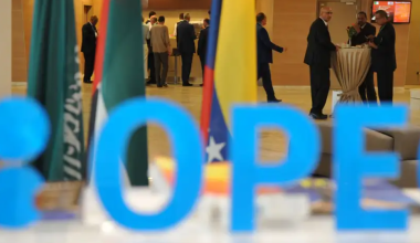 ОПЕК+ договорилась нарастить добычу нефти с октября