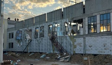 В Атырау у строящейся школы обрушилась крыша