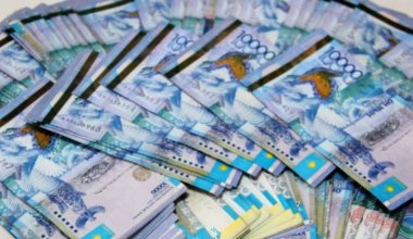 Дерзкий грабеж у обменника попал на видео в Алматы