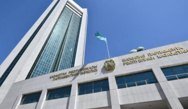 Сколько миллиардов тенге потратят на зарплату депутатов Казахстана