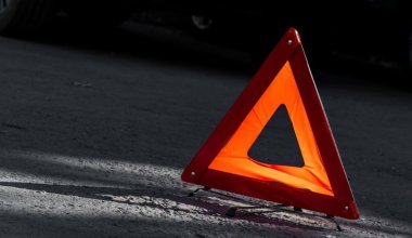 Автобус со школьниками столкнулся с легковым авто в Алматинской области