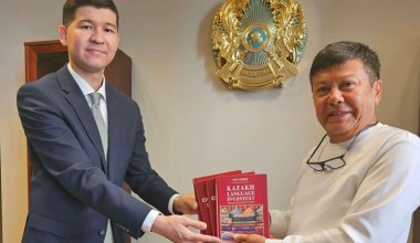 Поют песни Димаша, читают Абая: как в Европе изучают казахский