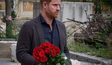 Принц Гарри возложил цветы в память о погибших украинцах в Киеве