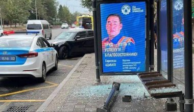 Автомобиль въехал в остановку в центре Алматы