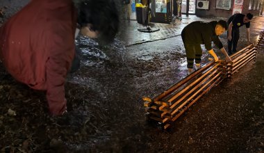 «Люди проваливаются по уши, ДЧС не едет»: улицы Алматы опасно затопило после ливня