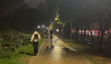 Сильный ливень парализовал Алматы: кадрами потопа и пробок делятся горожане