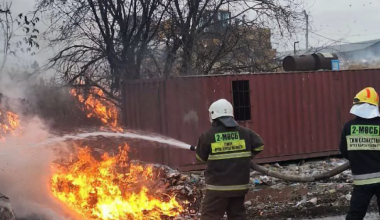 Спасатели из семи регионов тушат пожар на мусорном полигоне под Алматы