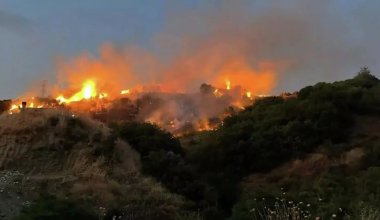 Туристические центры в огне: крупный пожар разгорается близ Антальи