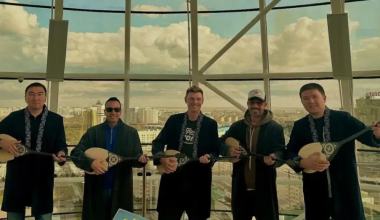 Backstreet Boys сыграли на домбре в Астане