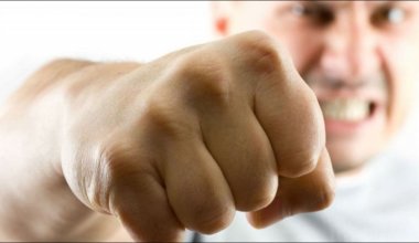 Избиение пожилого мужчины в вытрезвителе Костаная попало на видео