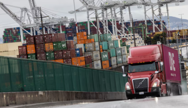 Трамп вводит новые пошлины на грузовики, лекарства и мебель