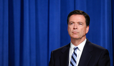 Экс-директору ФБР Джеймсу Коми предъявили обвинения после давления Трампа