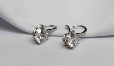 Серьги за 110 млн тенге, изъятые у олигархов, продают в Казахстане