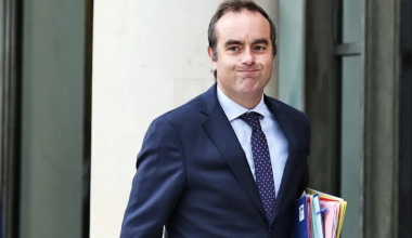 Премьер-министр Франции подал в отставку: он работал меньше месяца