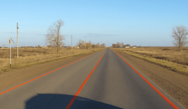 Загадочную разметку на трассе объяснили дорожники в Казахстане