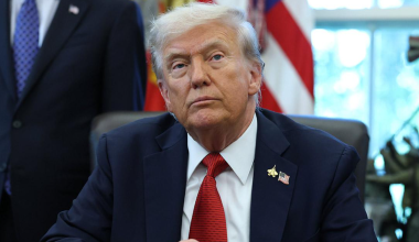 Трамп начал массовые увольнения федеральных служащих на фоне шатдауна в США