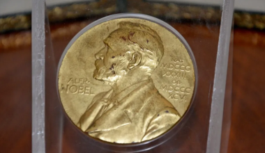 Нобелевскую премию по экономике присудили ученым из США, Канады и Франции