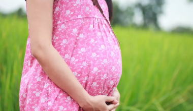 Школьница родила в Актюбинской области, депутат обвинила родителей и учителей