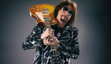 Легендарный гитарист и сооснователь группы KISS умер в США