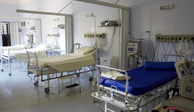 Женщины с детьми лежали на полу в больнице Шымкента: что сказали в акимате