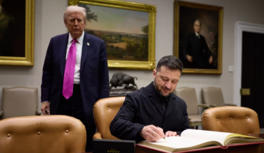 Трамп призвал Зеленского принять условия Путина или быть «уничтоженным» Россией