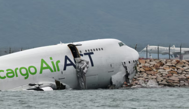Грузовой самолет съехал с взлетной полосы в Гонконге: погибли сотрудники аэропорта
