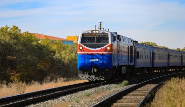 Был в наушниках: парень попал под поезд в центре Семея