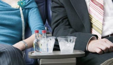 Инцидент на рейсе Астана - Новосибирск: пассажирка напала на бортпроводников