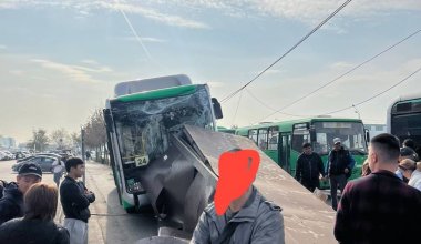 Автобус врезался в остановку в районе алматинской барахолки