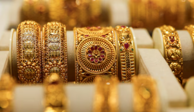 Золото продолжает падать в цене на фоне осторожности ФРС