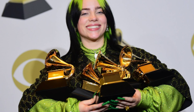 Билли Айлиш призвала миллиардеров делиться богатством