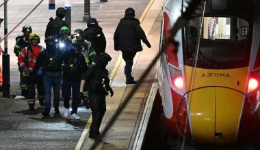 Неизвестные устроили резню в поезде в Великобритании: что известно