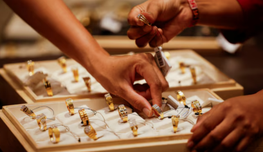 Цены на золото опустились ниже $4000 на фоне ожиданий по ставкам ФРС