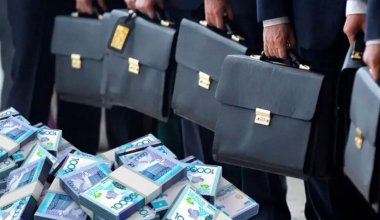 Зарплаты госслужащих и частников сравнили в Казахстане: кто получает больше