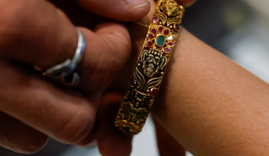 Золото дорожает на фоне падения доллара и шатдауна в США