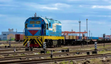 В Казахстане с рельсов сошли грузовые вагоны с рапсовым маслом