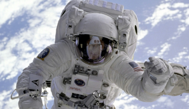 В космосе в китайский корабль врезался загадочный объект