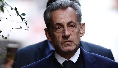 Бывший президент Франции Саркози просит освободить его до решения суда