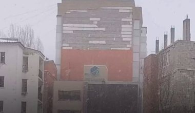 Облицовка рухнула на людей в Астане: 23-летняя фельдшер находится в тяжелом состоянии