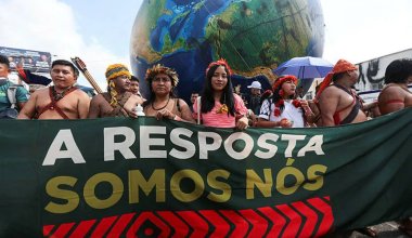 Климатические активисты вышли на «жаркий протест» во время саммита COP30