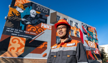 Посвященные людям труда муралы появились в городах Казахстана