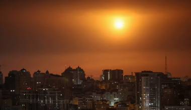 США и Россия проводят переговоры в Абу-Даби, пока ракеты обстреливают Киев