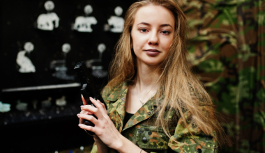 В Швейцарии предлагают обязать женщин проходить службу