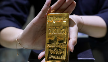 Золото растет в цене и идет к рекорду за шесть недель