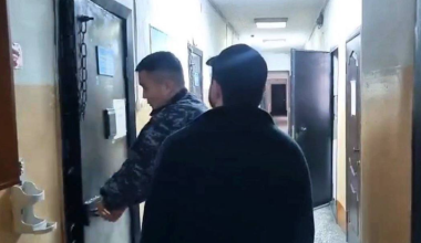 Стендап-комика арестовали за маты на сцене в Семее