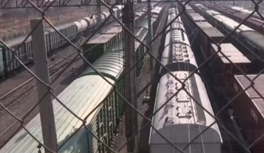 На юге Казахстана застряли 11 тысяч вагонов с грузом