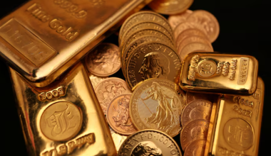 Цены на золото падают на фоне ожиданий «жёсткой» позиции ФРС