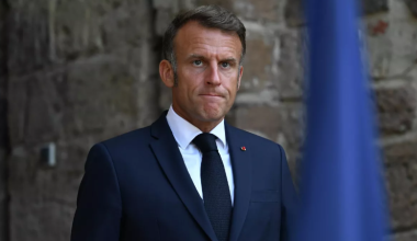 Во Франции запретят соцсети для подростков, заявил Макрон